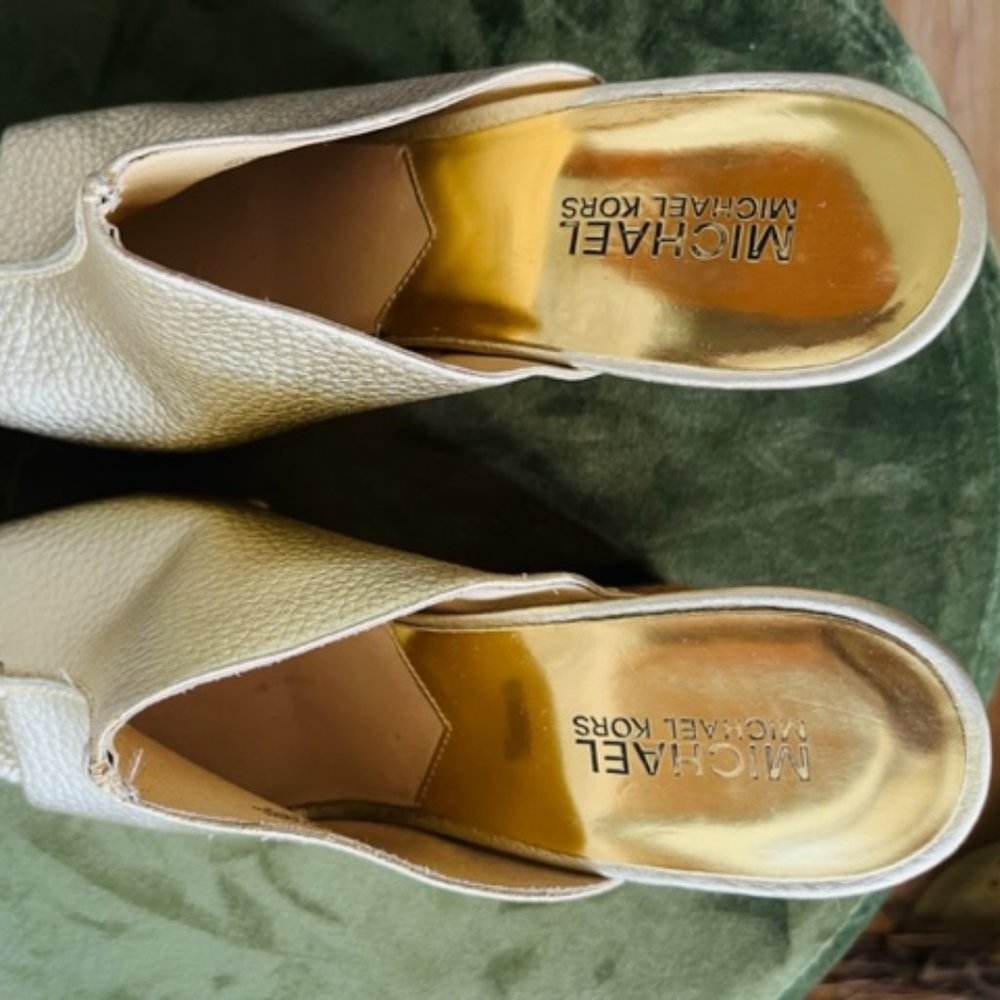MICHAEL Michael Kors size 8 gold wedge